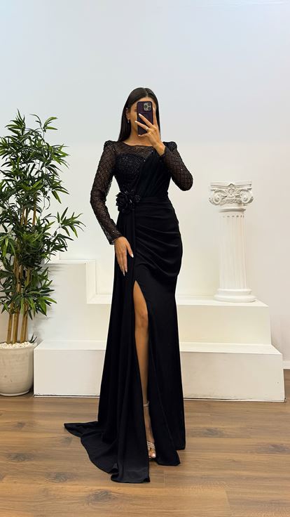 Abito da sera con dettaglio ricamo girocollo nero