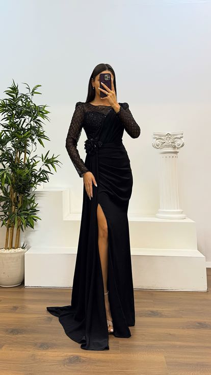 Abito da sera con dettaglio ricamo girocollo nero