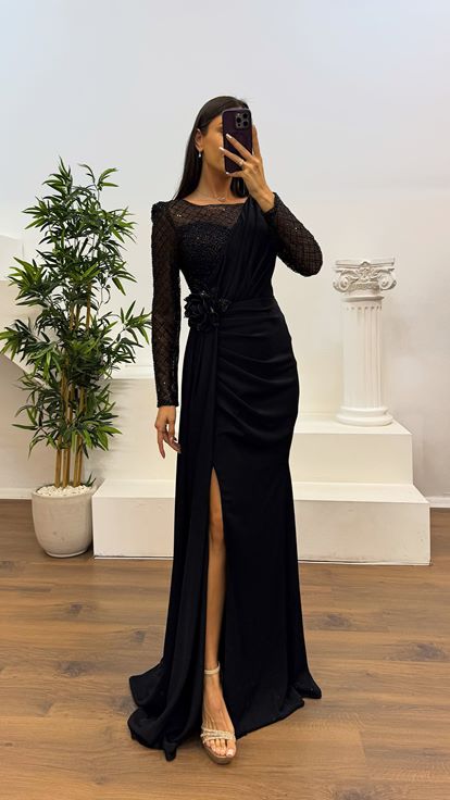 Abito da sera con dettaglio ricamo girocollo nero