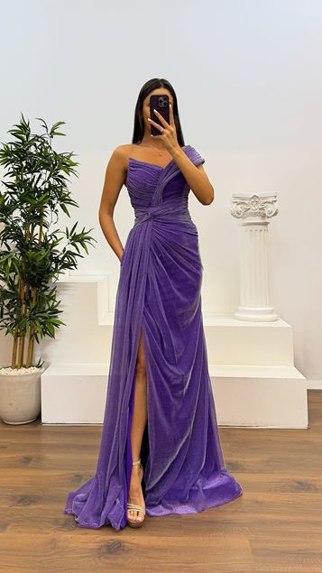 Vestido de noche morado de un solo hombro con lentejuelas