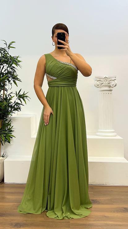 Vestido de noche de talla grande con detalle de piedras caqui