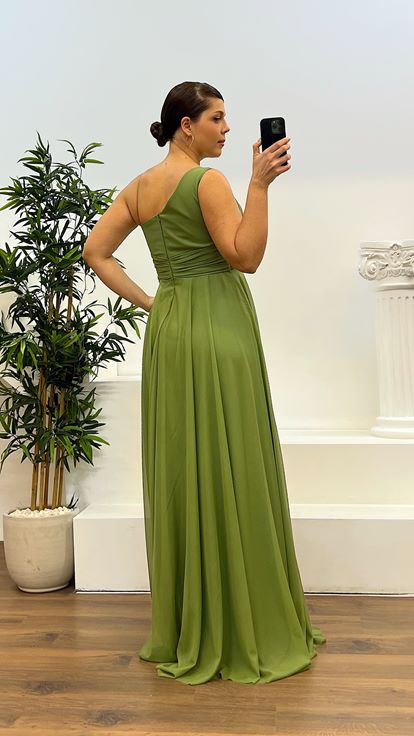 Vestido de noche de talla grande con detalle de piedras caqui