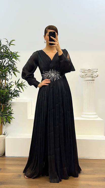 Robe de soirée noire grande taille avec détail de taille