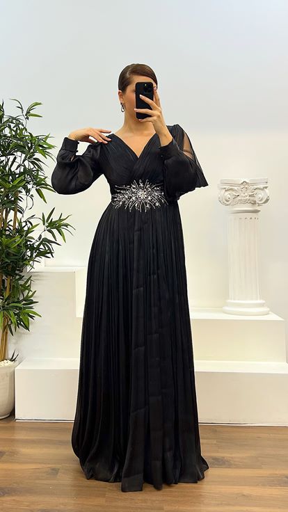 Robe de soirée noire grande taille avec détail de taille