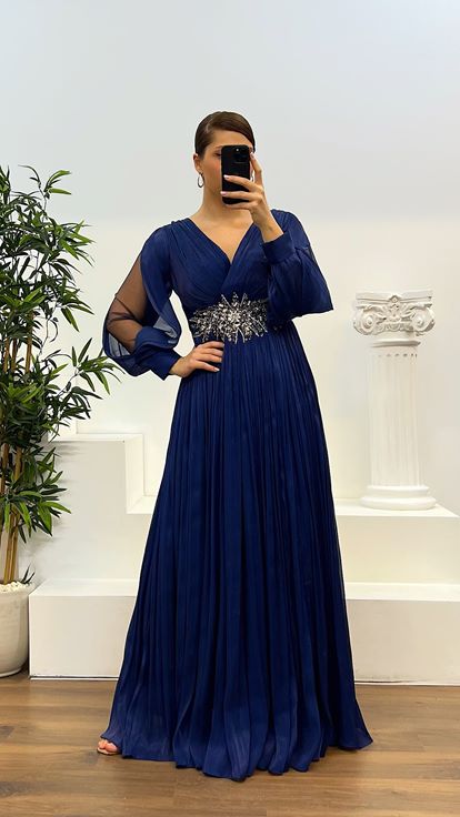 Robe de soirée grande taille bleu marine avec détail de taille
