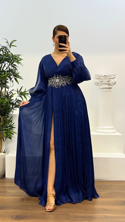 Robe de soirée grande taille bleu marine avec détail de taille