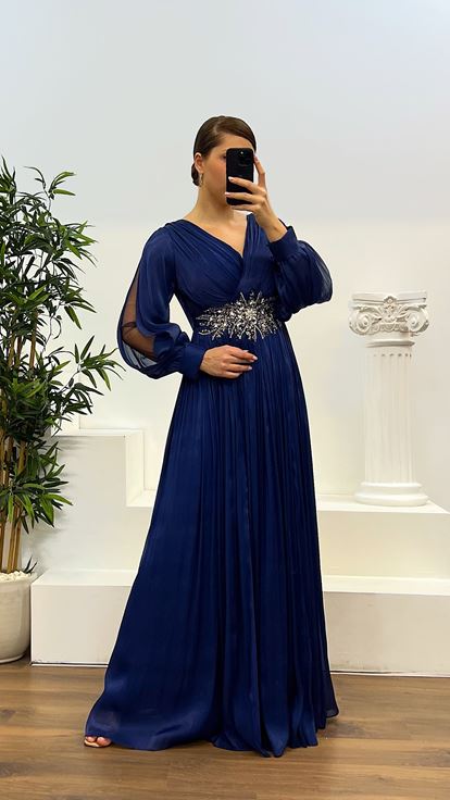 Robe de soirée grande taille bleu marine avec détail de taille