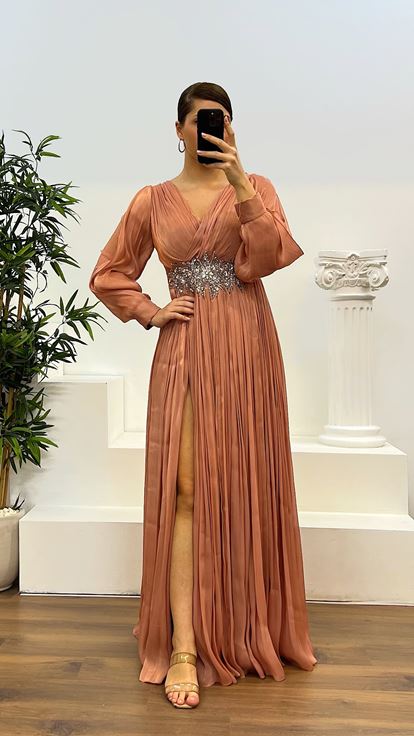 Robe de soirée grande taille avec détail de taille en cuivre