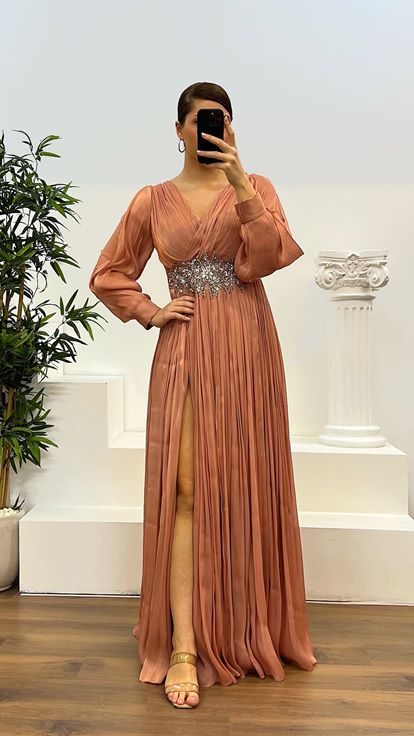 Robe de soirée grande taille avec détail de taille en cuivre