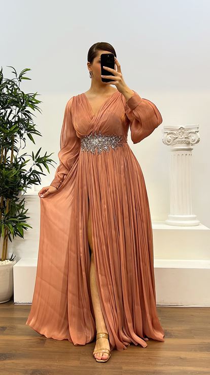 Robe de soirée grande taille avec détail de taille en cuivre