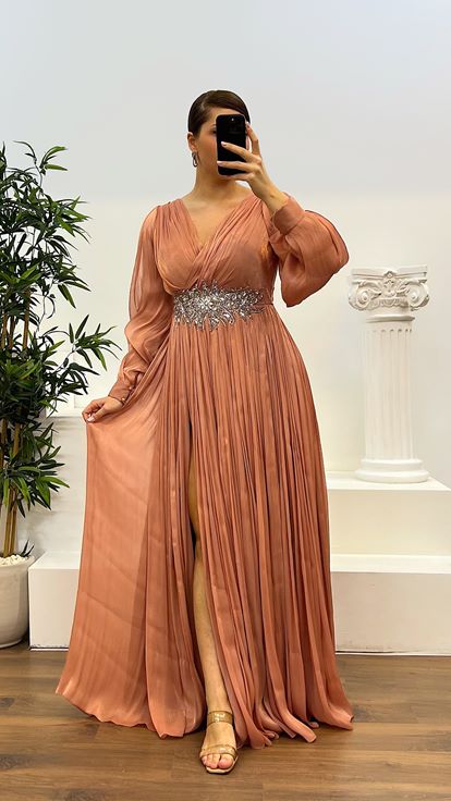 Robe de soirée grande taille avec détail de taille en cuivre