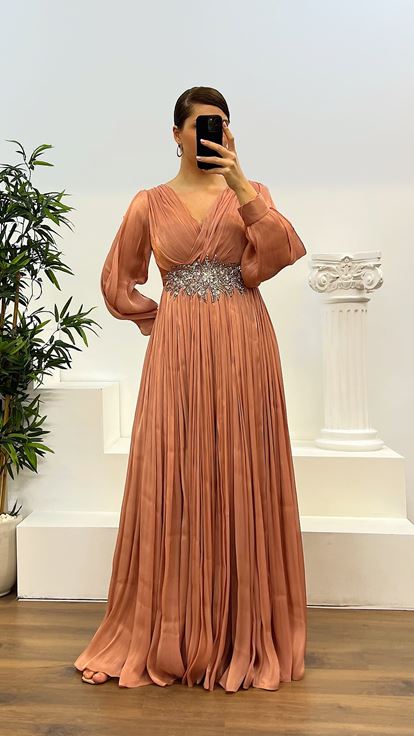 Robe de soirée grande taille avec détail de taille en cuivre