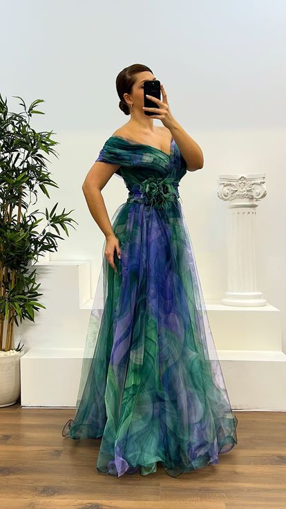 Abito da sera taglie forti in tulle fantasia con scollo a Madonna verde