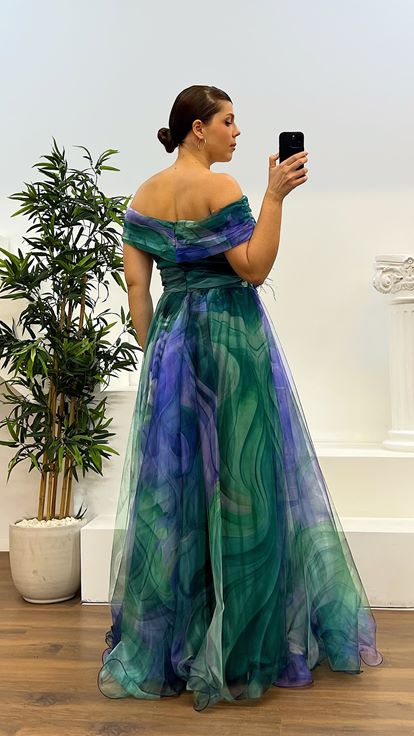 Abito da sera taglie forti in tulle fantasia con scollo a Madonna verde