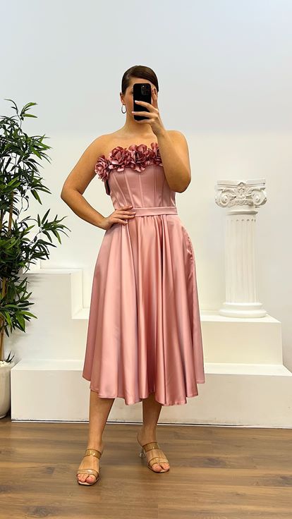 Puderfarbenes Abendkleid aus Satin in Midi-Länge in Übergröße