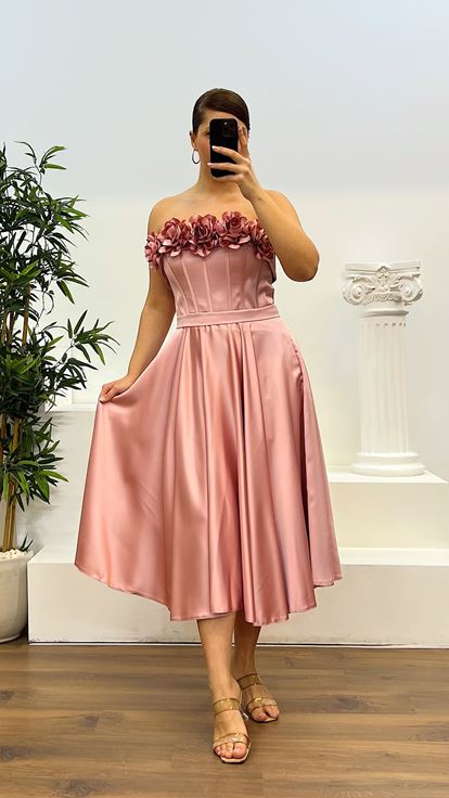 Puderfarbenes Abendkleid aus Satin in Midi-Länge in Übergröße