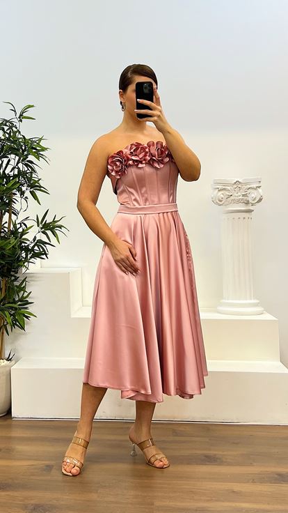 Puderfarbenes Abendkleid aus Satin in Midi-Länge in Übergröße