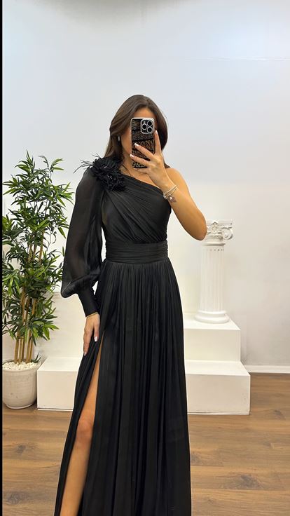 Schwarzes, einärmliges, plissiertes Abendkleid