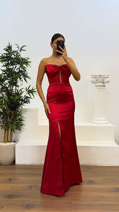 Abito da sera in raso con fiocco rosso