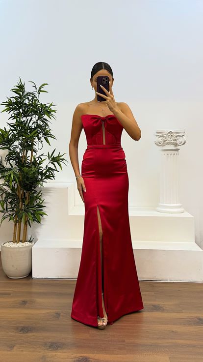 Abito da sera in raso con fiocco rosso