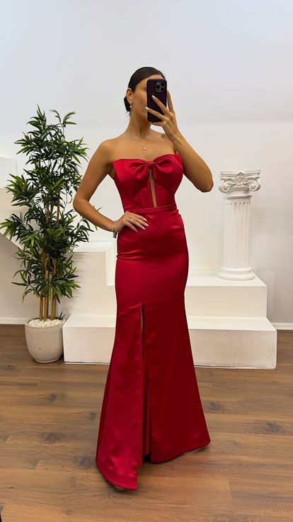 Abito da sera in raso con fiocco rosso