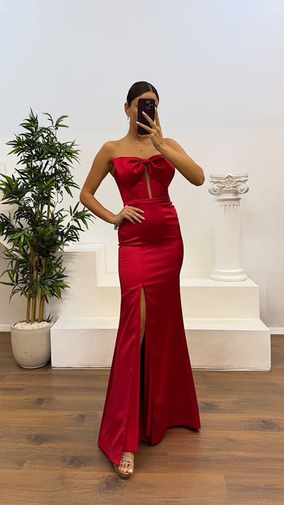 Abito da sera in raso con fiocco rosso