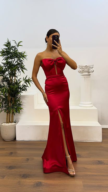 Abito da sera in raso con fiocco rosso