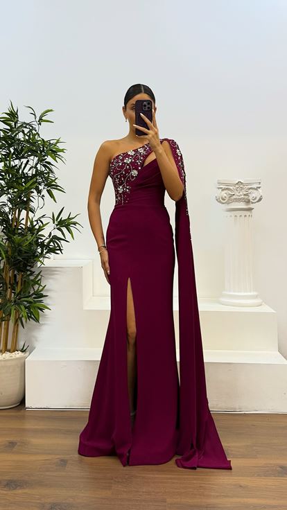 فستان سهرة بأكمام واحدة بلون البرقوق مع تفاصيل تطريز