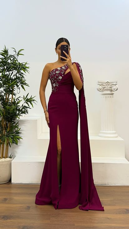 فستان سهرة بأكمام واحدة بلون البرقوق مع تفاصيل تطريز