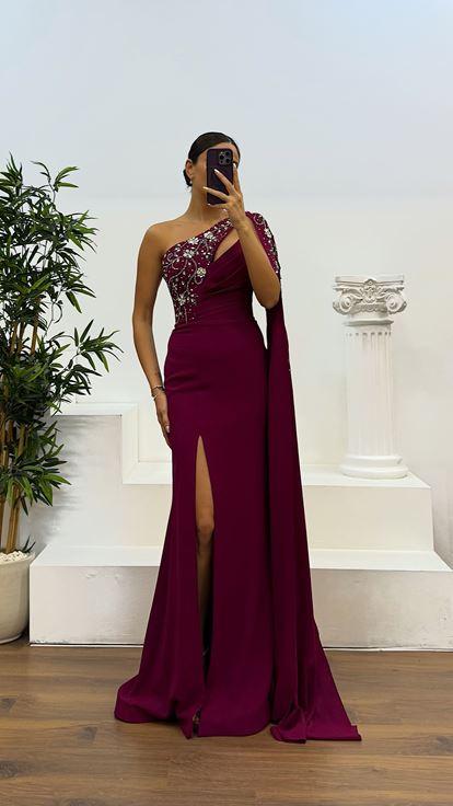 فستان سهرة بأكمام واحدة بلون البرقوق مع تفاصيل تطريز