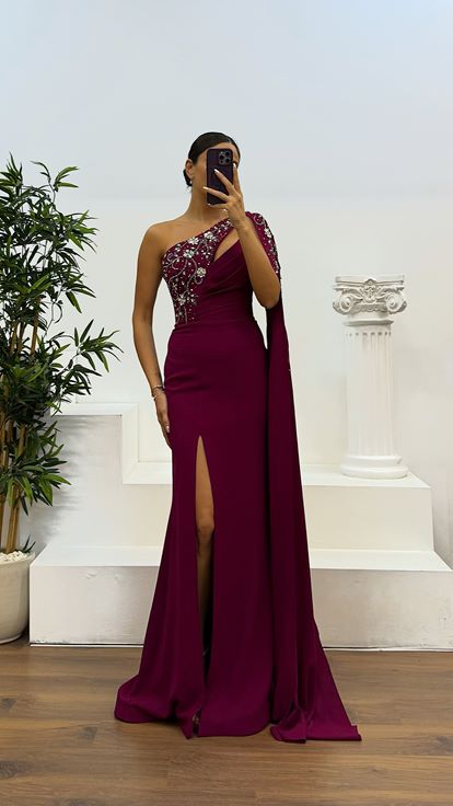 فستان سهرة بأكمام واحدة بلون البرقوق مع تفاصيل تطريز