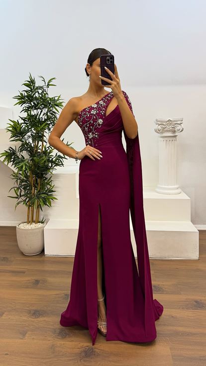 فستان سهرة بأكمام واحدة بلون البرقوق مع تفاصيل تطريز