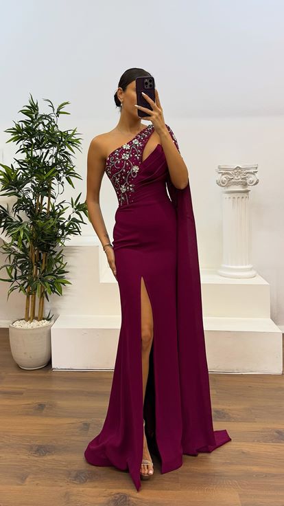 فستان سهرة بأكمام واحدة بلون البرقوق مع تفاصيل تطريز