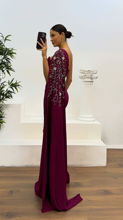 فستان سهرة بأكمام واحدة بلون البرقوق مع تفاصيل تطريز