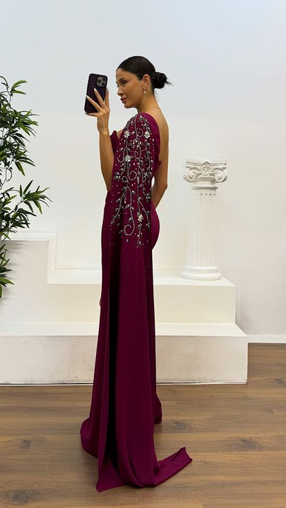 فستان سهرة بأكمام واحدة بلون البرقوق مع تفاصيل تطريز