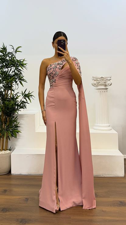 فستان سهرة بأكمام واحدة وتفاصيل مطرزة