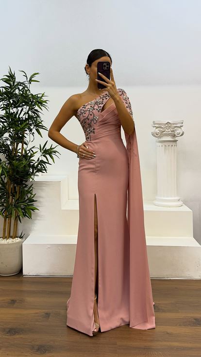 فستان سهرة بأكمام واحدة وتفاصيل مطرزة