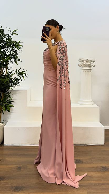 فستان سهرة بأكمام واحدة وتفاصيل مطرزة