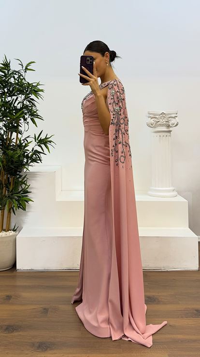 فستان سهرة بأكمام واحدة وتفاصيل مطرزة