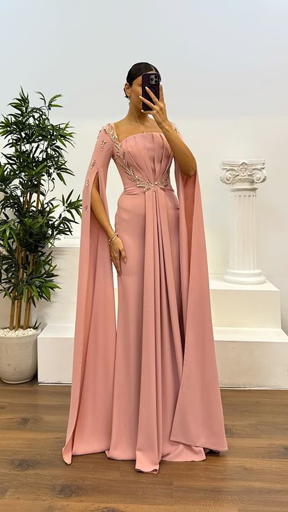 Vestido de noche rosa empolvado con detalles