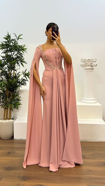 Vestido de noche rosa empolvado con detalles