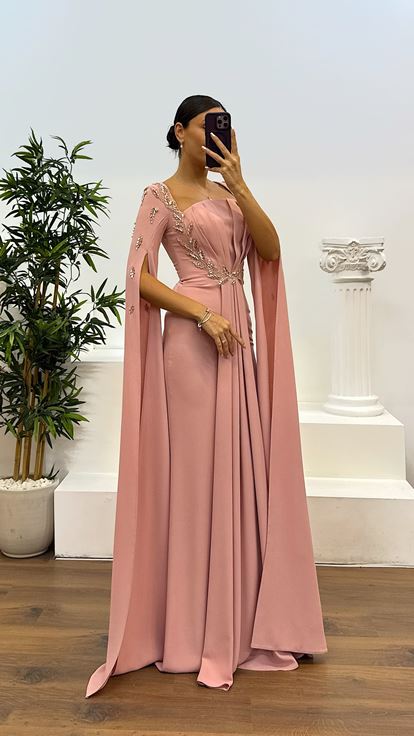 Vestido de noche rosa empolvado con detalles