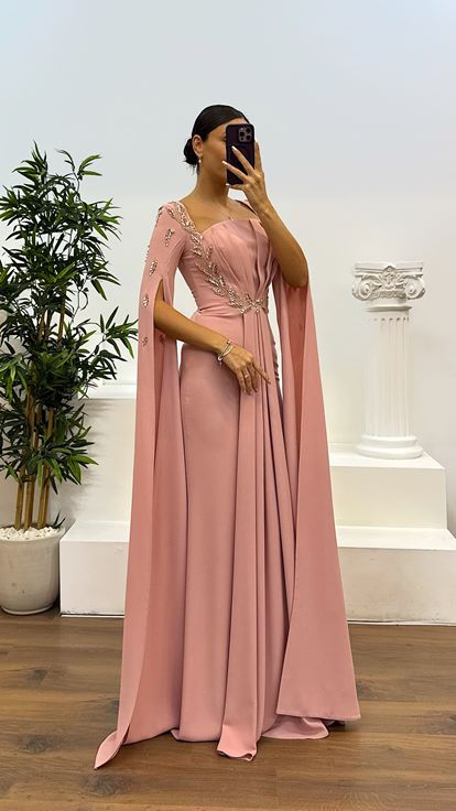 Vestido de noche rosa empolvado con detalles