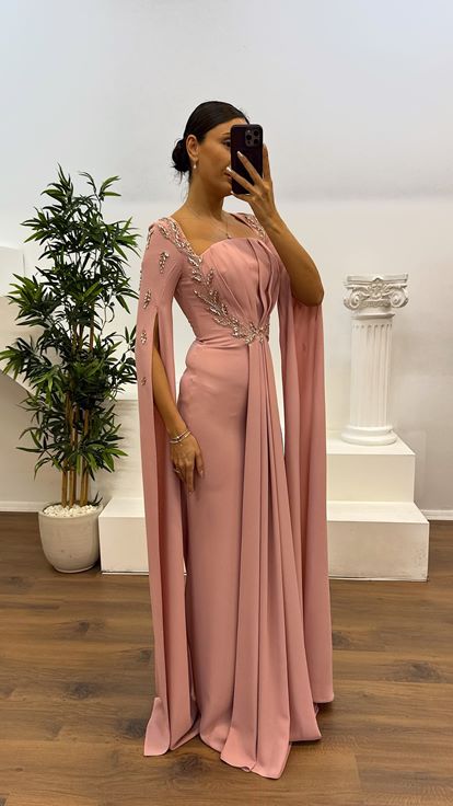 Vestido de noche rosa empolvado con detalles