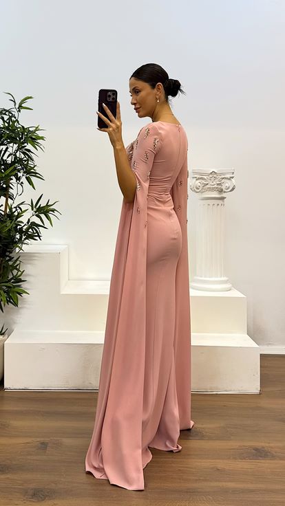 Vestido de noche rosa empolvado con detalles