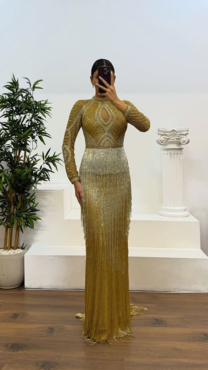 Abito da sera firmato con nappe dorate e ricami a mano 