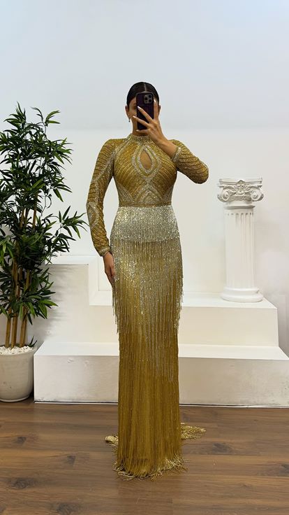 Abito da sera firmato con nappe dorate e ricami a mano 