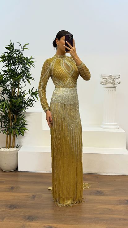 Abito da sera firmato con nappe dorate e ricami a mano 
