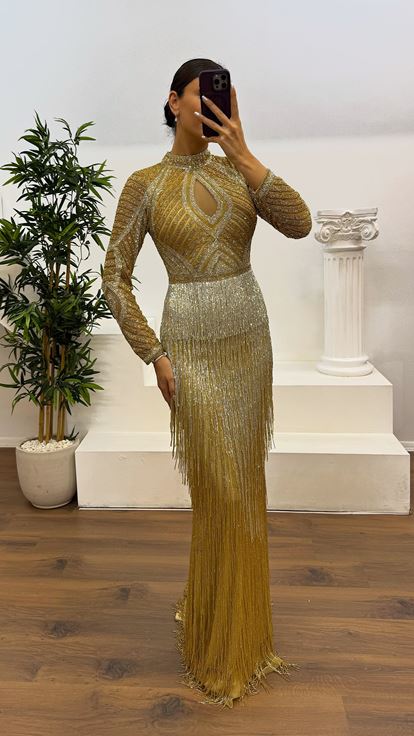 Abito da sera firmato con nappe dorate e ricami a mano 