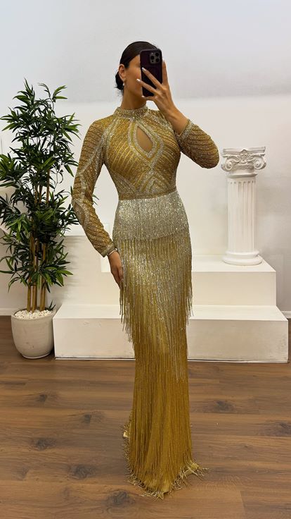 Abito da sera firmato con nappe dorate e ricami a mano 